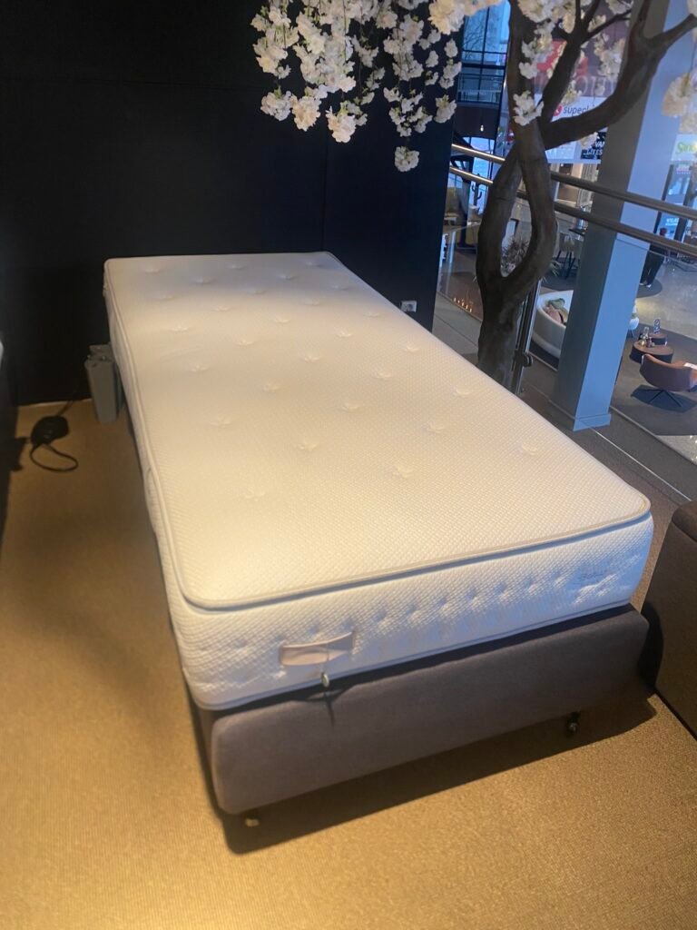 box met matras 90x210 showroommodel €1394,-
